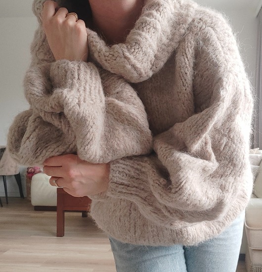 swetry damskie  Beżowy sweter oversize SIMPLE