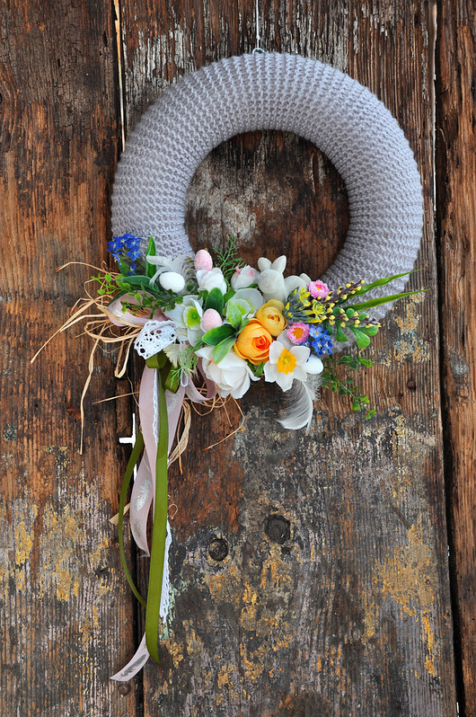 wianki wielkanocne Wielkanocny wianek w sweterku