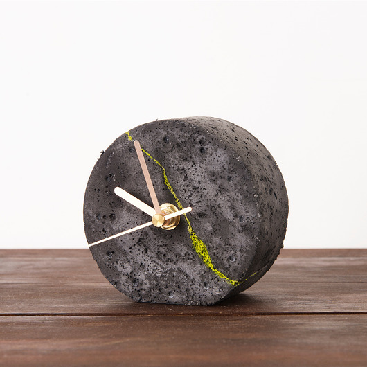 zegary Okrągły betonowy zegar stołowy z chrobotkiem reniferowym - ciemny