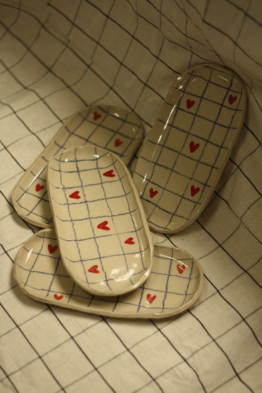talerze, miski Ceramiczny talerzyk w serca i kratkę . Ceramika ręcznie robiona