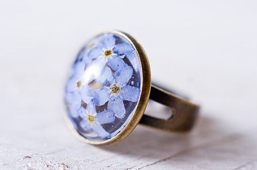 Okrągły pierścionek z żywicy z niezapominajką So Jewelry
