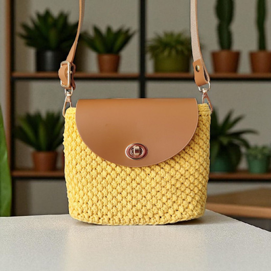 torby na ramię Żółta torebka kuferek z brązową klapką