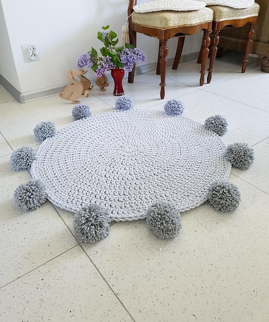 Dywan okrągły gładki szary szare pompony Made of Weaves
