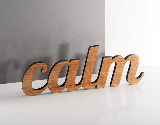 CALM - drewniany napis dekoracyjny MOODFORWOOD Studio