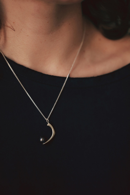 wisiory PEARL / satin silver necklace with dark pearl