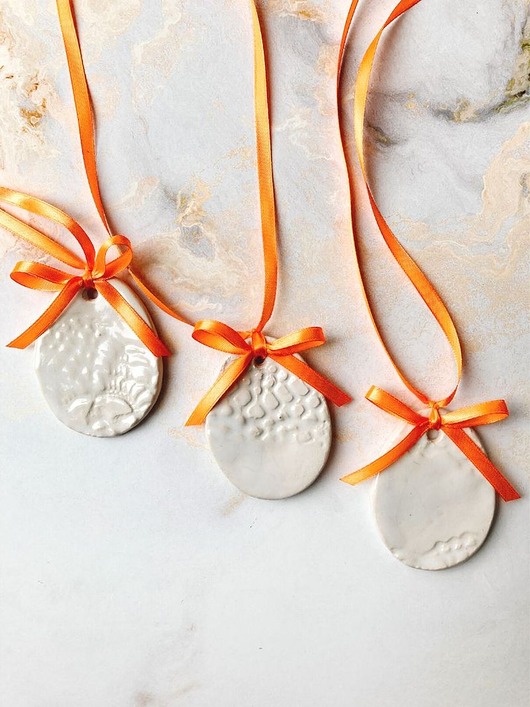 jajka wielkanocne Zestaw białych ceramicznych  jajeczek z pomarańczową wstążką