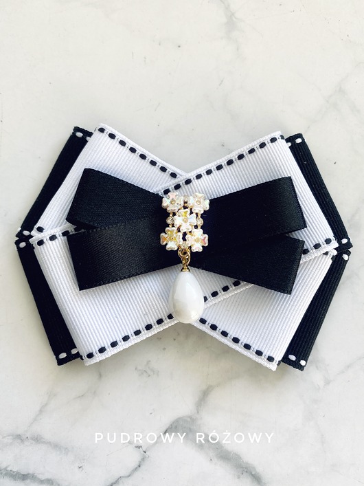 broszki Brosza z delikatną ozdobą z kwiatkami i z perłą