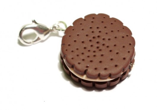 Ciastko z kremem - zawieszka charms Modeliniaki