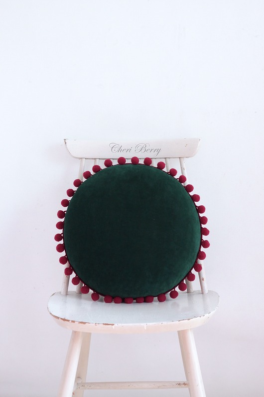 poduszki gładkie Poduszka świąteczna welur okrągła z pomponami vintage butelkowy zielony