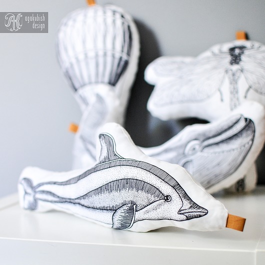Graficzna maskotka "Delfinek" 30 cm agakubish