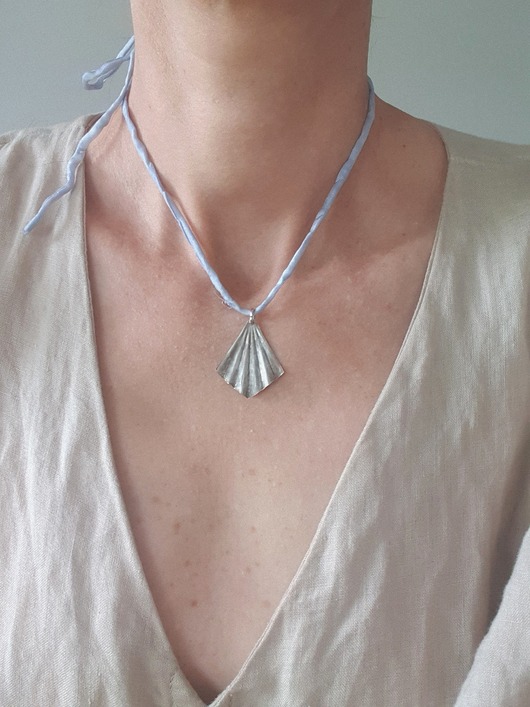 wisiory Naszyjnik ORIGAMI mały na jedwabnej wstążce, niebieski, mosiądz posrebrzany