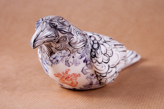 Porcelanowy kruk - kryształowe serce Head Made art