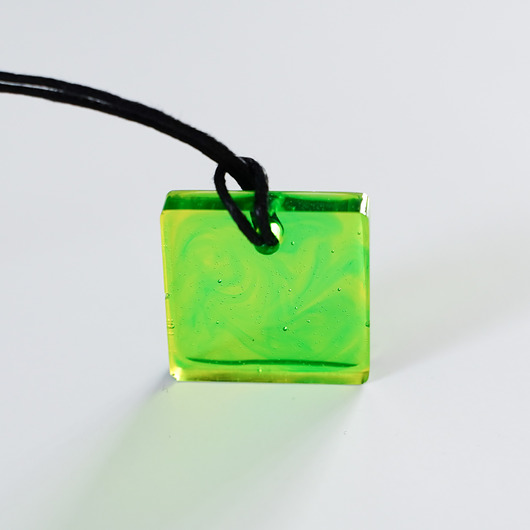 wisiory Nowoczesny zielony, kwadratowy wisiorek z żywicy epoksydowej 2,5 cm