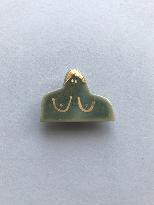 Ceramiczna broszka Pani z piersiami zielona ELEMTHEBRAND
