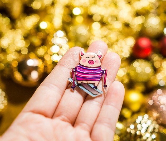 broszki Słodka przypinka ze świnką Gienią na nartach