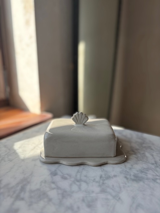 kuchnia - różne Maselnica z uchwytem w kształcie muszli,  nadmorska dekoracja kuchni farmhouse