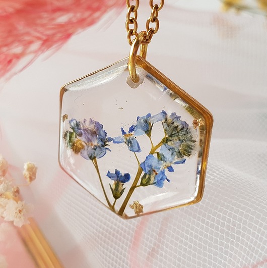 Wisiorek heksagon z niezapominajkami Jaskółcze ziele handmade 