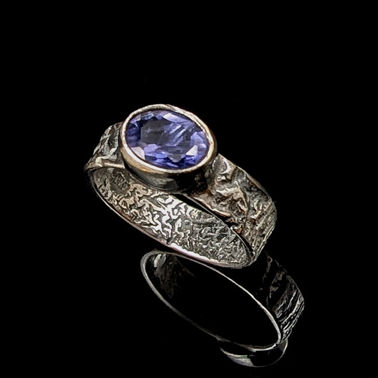 pierścionki srebrne Pierścionek iolit w srebrnej korze