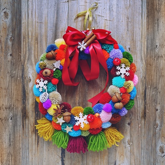 Świąteczny wianek z pomponami Mró Soutache