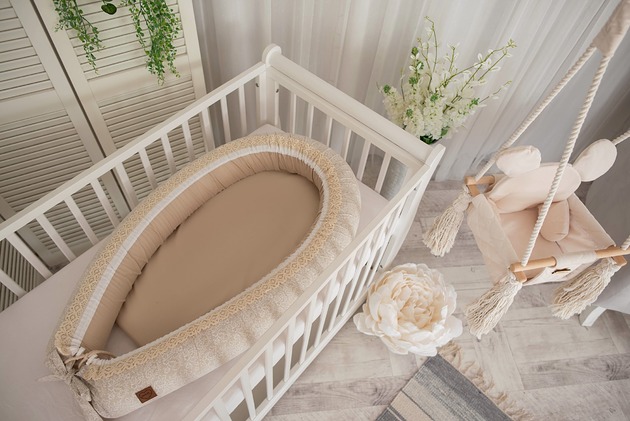 Kokon niemowlęcy duży cappuccino z koronką Royal Child