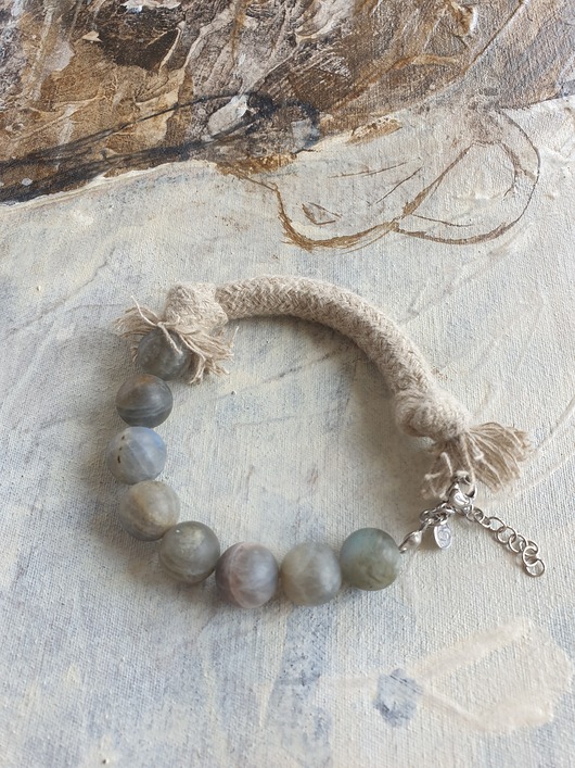 bransoletki z kamieni naturalnych Bransoletka z labradorytem i lnianym sznurem
