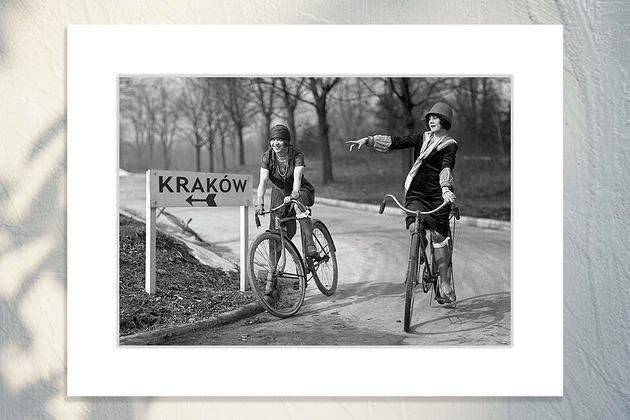 fotografia Fotografia Fotografia z passe-partout; Dziewczyny na rowerach