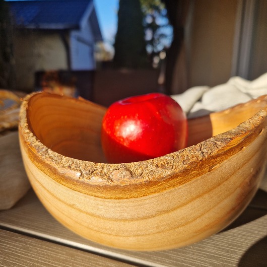 talerze, miski Miska z drzewa wiśni z brzegiem z kory