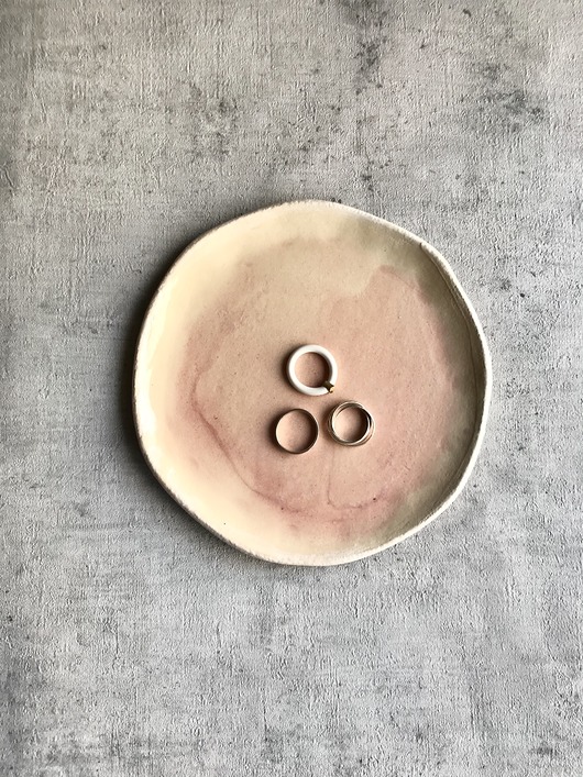 Różowy talerz handmade Projekt Ładniej