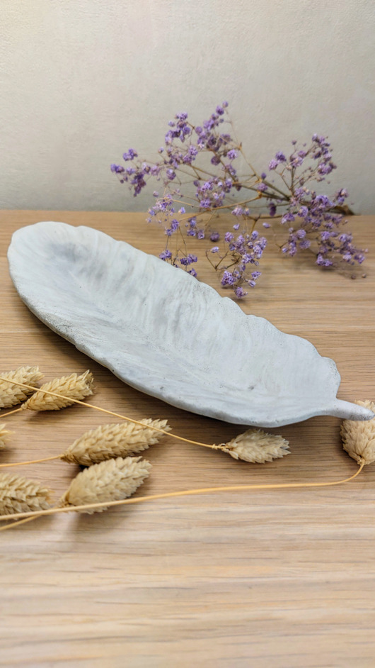 Podstawki pod kadzidełka Podstawka PIÓRKO z betonu pod biżuterię, palo santo, kolor marmurkowy