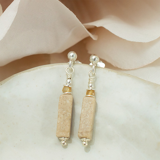 kolczyki pozłacane Klasyczne, krótkie, beżowe kolczyki z jaspisem, srebro 925