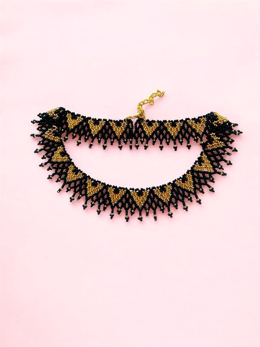 kolie Kolia koralikowa ręcznie robiona złoty wzór na czarnym tle