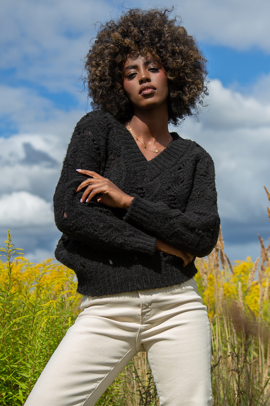 swetry damskie  AŻUROWY SWETER Z DEKOLTEM W SEREK F1482