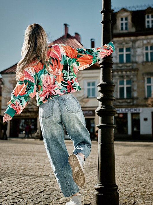bluza bez kaptura damska In Bloom / bawełniana bluza z kwiecistym printem
