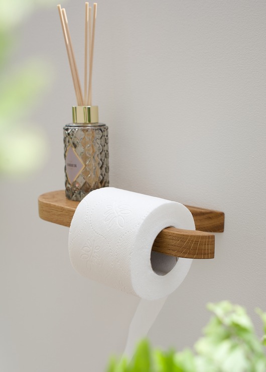 dodatki - łazienka - różne Minimalistyczny dębowy uchwyt  na papier toaletowy z półką