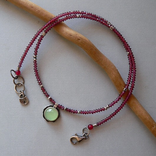 chokery - seledynowy agat i granaty- naszyjnik -