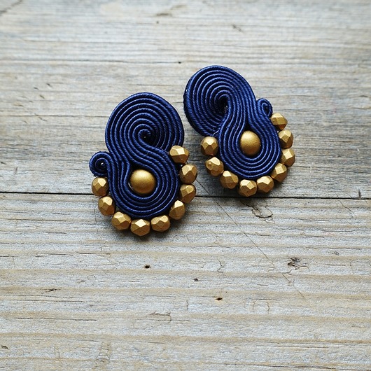 Złoto i granat- eleganckie kolczyki soutache Mró Soutache
