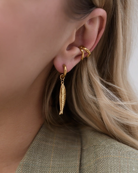 bransoletki - inne Złote wiszące kolczyki 2w1 z rybką ze stali chirurgicznej premium Sardis