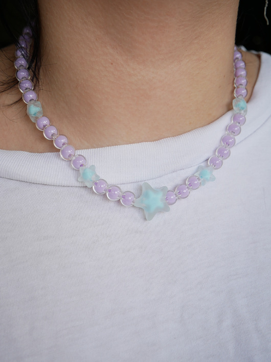 chokery Fioletowy naszyjnik choker z koralików błękitne gwiazdki