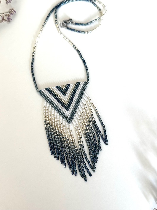 wisiory Naszyjnik granatowy z frędzlami
