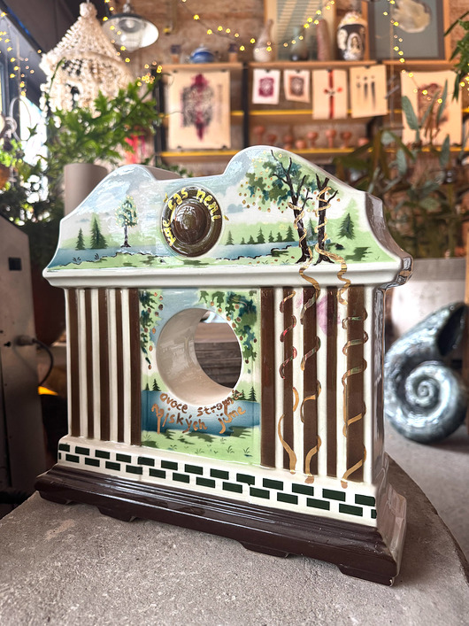 zegary Stary ceramiczny zegar, z którego usunięta została dusza mechanizmu