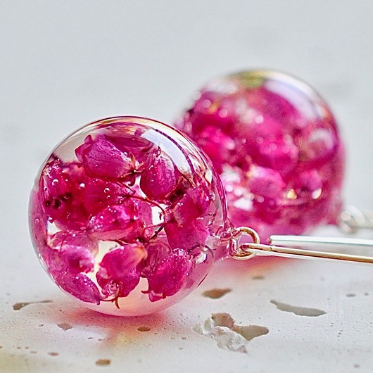 Urocze kolczyki srebrne z zatopionym w żywicy wrzoścem Grol Jewellery