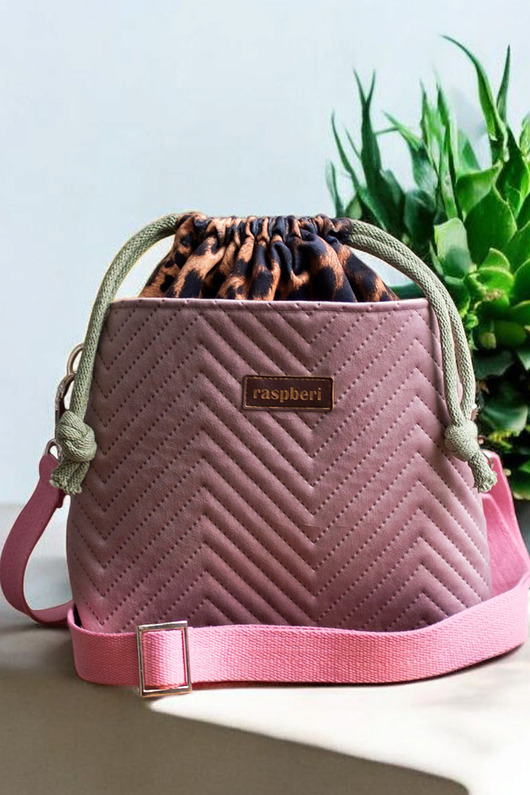 torebki mini Listonoszka z pikowanego weluru z kominem w panterkę