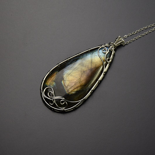 Wisiorek wisior kolorowy labradoryt wire wrapping Agata Rozanska