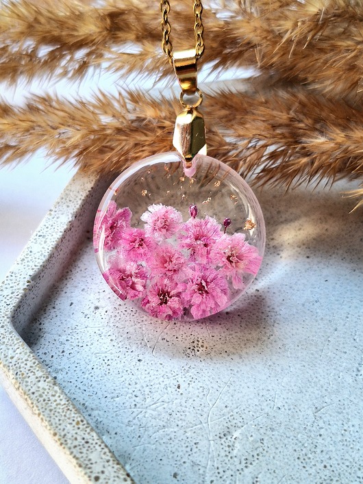 wisiory Wisiorek z żywicy z suszonymi kwiatami różowa gipsówka