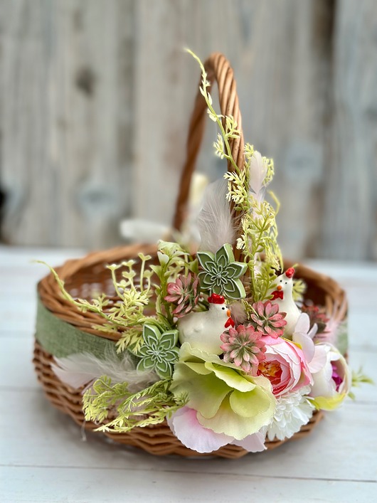 koszyki wielkanocne Wielkanocny koszyczek na święconkę, koszyczek z ceramicznymi kurkami