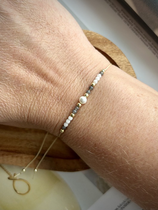 bransoletki z kamieni naturalnych Bransoletka na nitce szary Agat, biały Jadeit i Perła Majorka