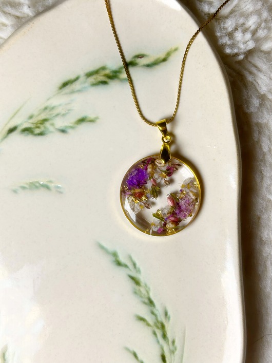 złote naszyjniki Piękny naszyjnik z kwiatami zamkniętymi w żywicy