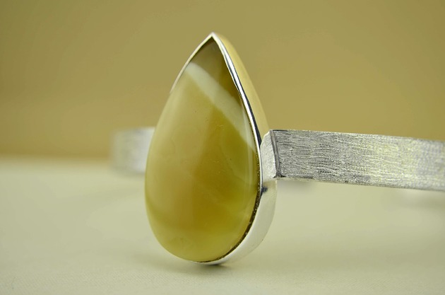 bransoletki srebrne Sztywna bransoletka z mlecznym bursztynem