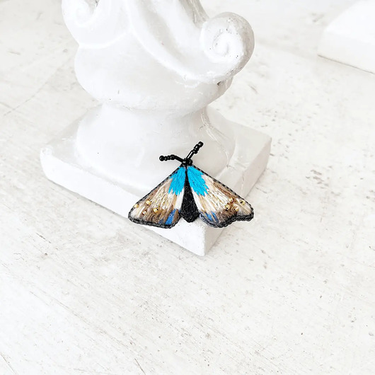 broszki Broszka ĆMA 20 ręcznie haftowana przypinka owady motyle