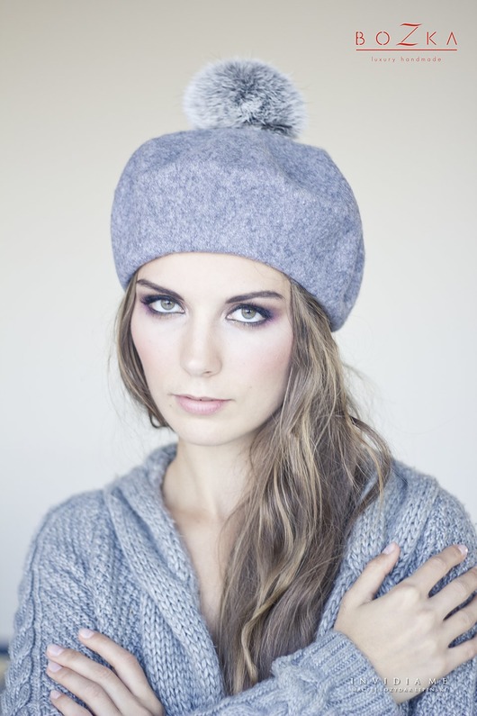 czapki damskie Stylowy szary beret z pomponem